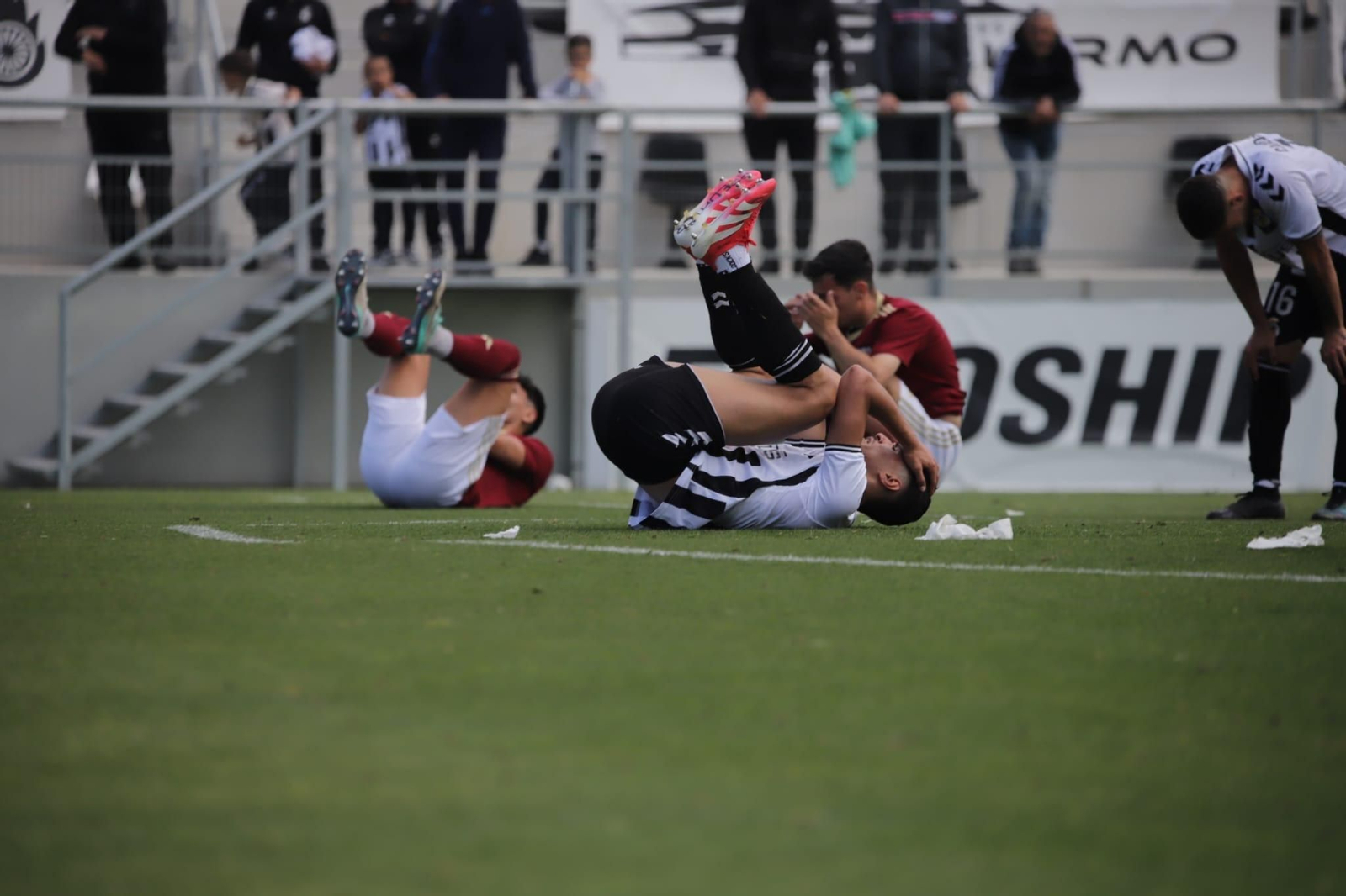 Jugadores de ambos equipos se lanzan al suelo a la finalización del encuentro, al ver escaparse sus objetivos