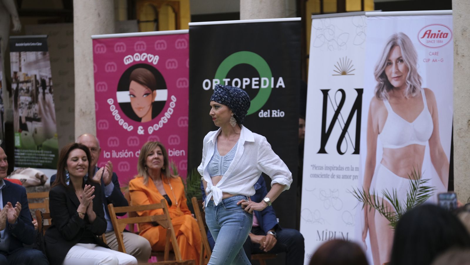 Imágenes del desfile benéfico contra el cáncer, en la Escuela de Artes de Almería