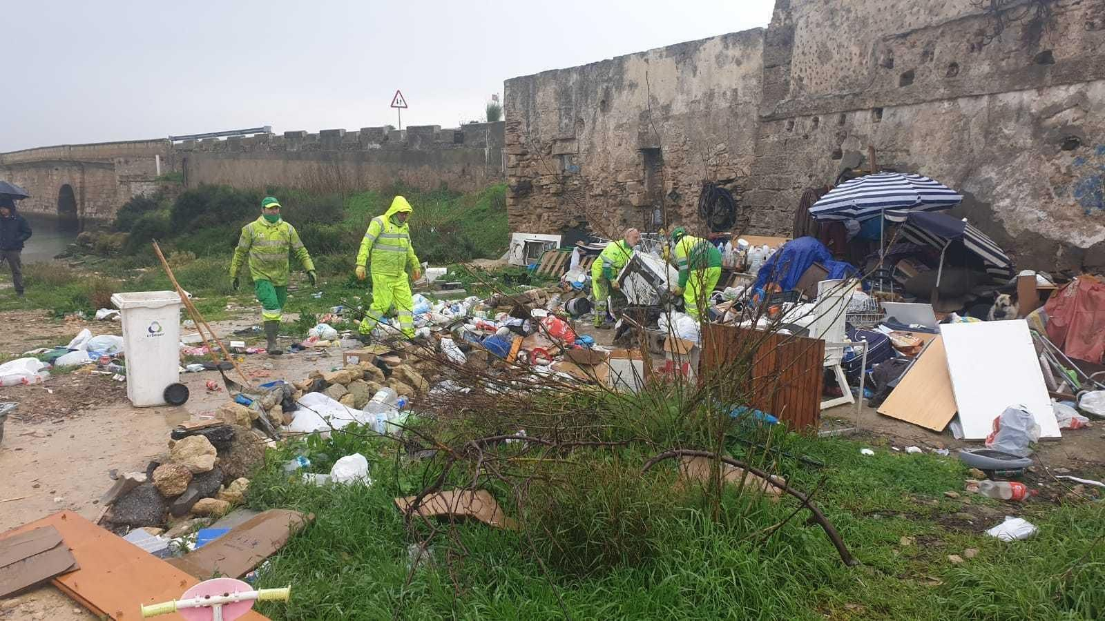 Una brigada de los servicios de limpieza interviene en la zona del Puente Zuazo para retirar la basura acumulada.