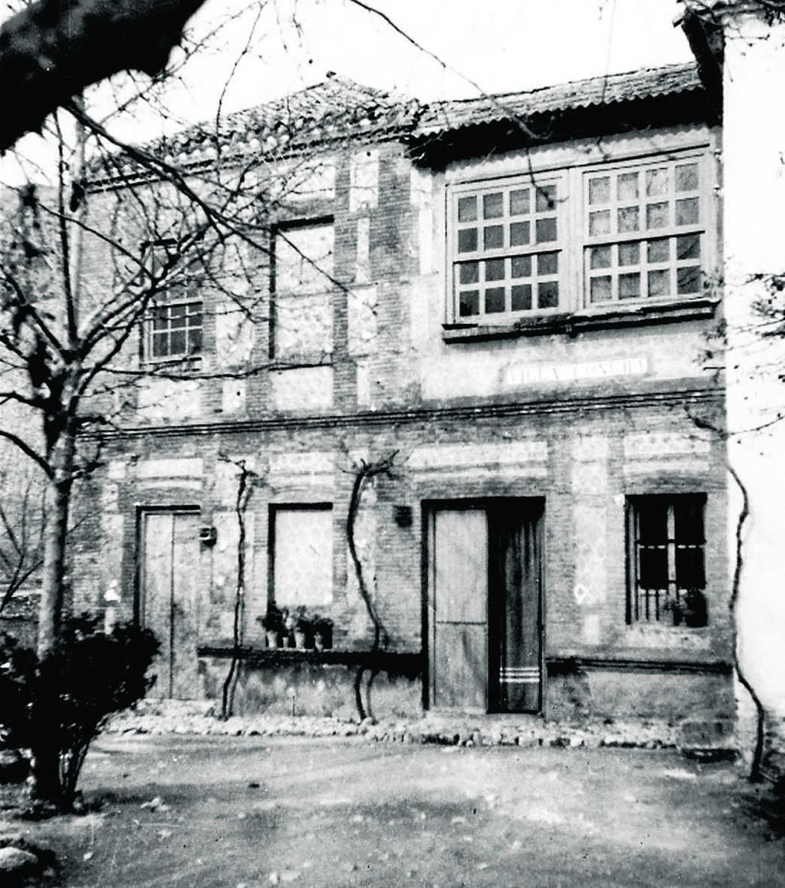 El edificio de Las Colonias donde Lorca pasó sus últimas horas, fotografiado por Agustín  Penón