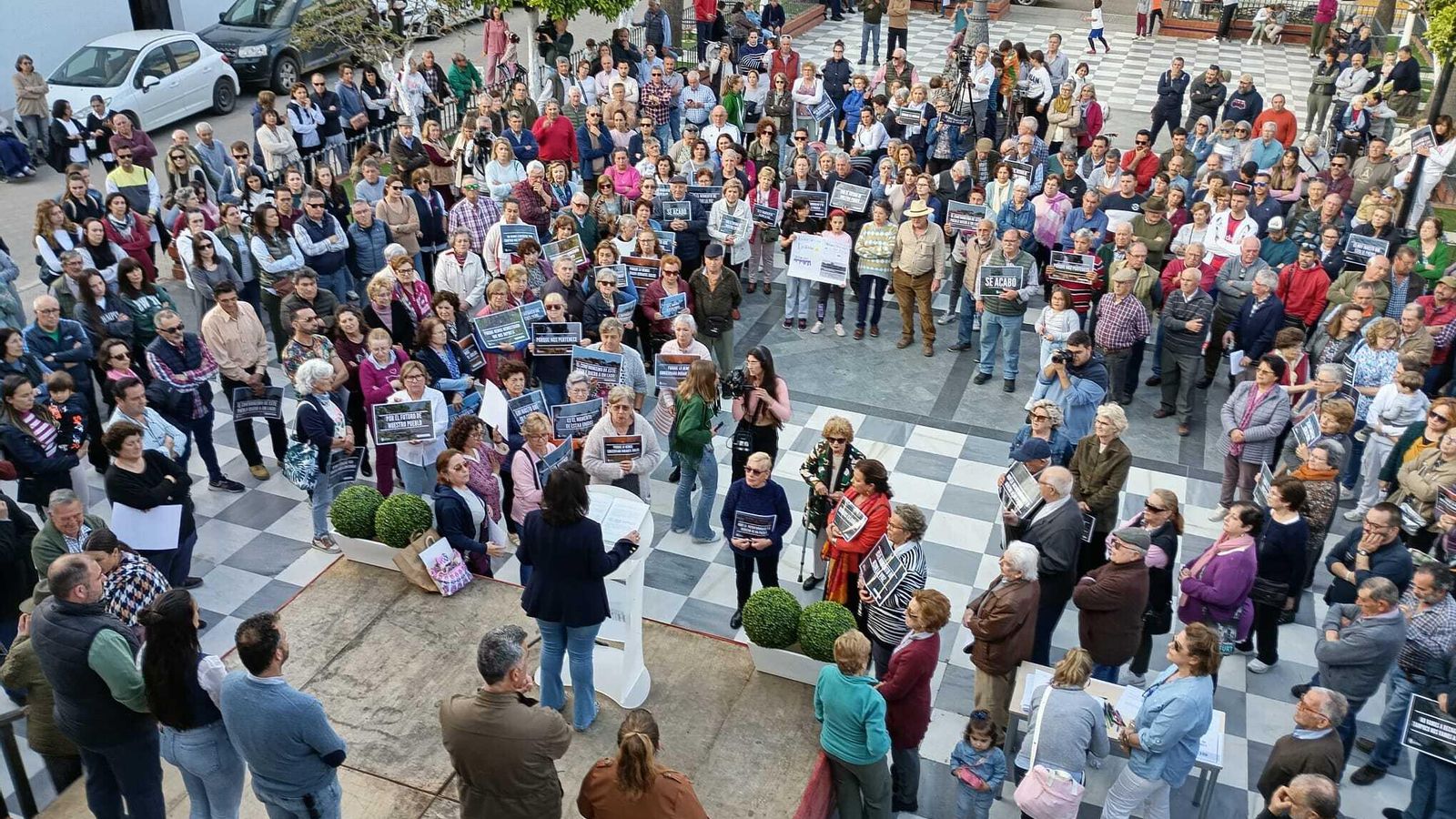 Numerosos vecinos de Hinojos se concentran este miércoles junto al Ayuntamiento.
