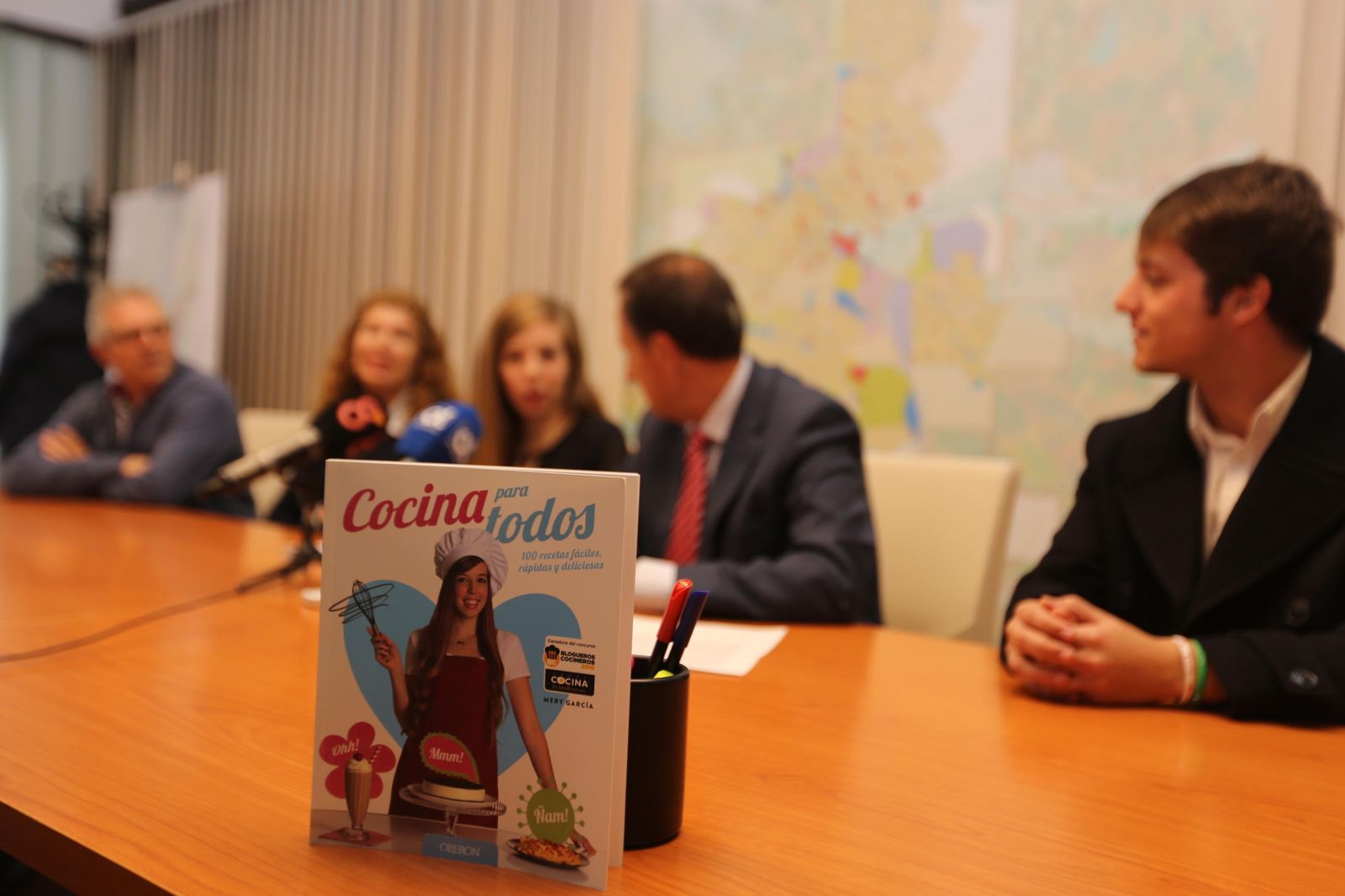 Publicación de la joven chiclanera sobre la mesa del despacho de la Alcaldía.