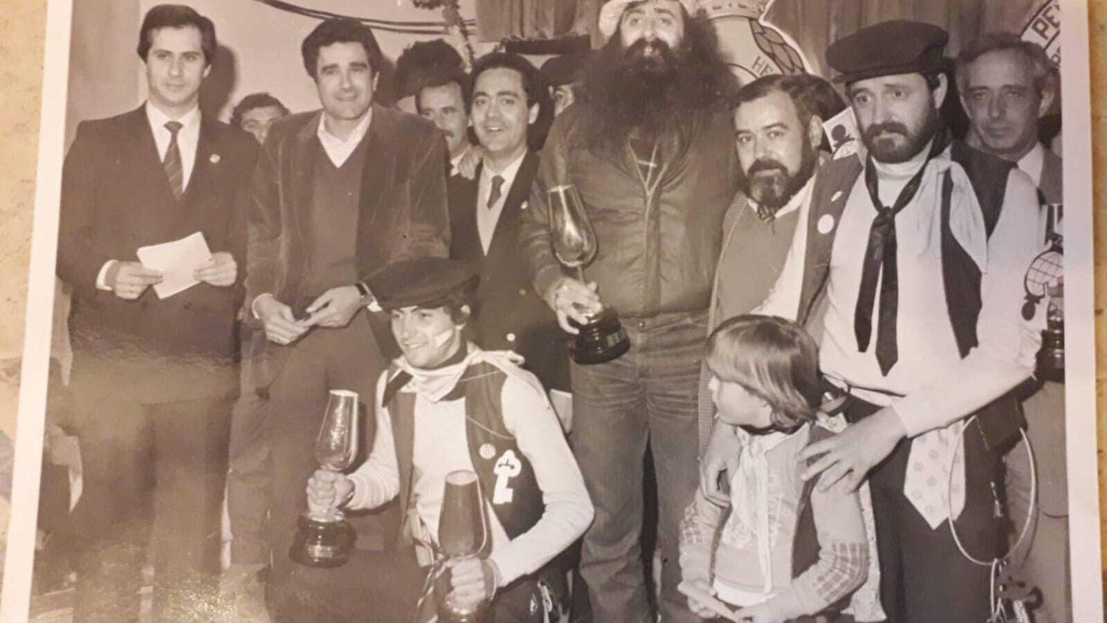 Emilio Aragón, primero por la izquierda, en la entrega de premios del I Concurso de Popurrís en 1984.