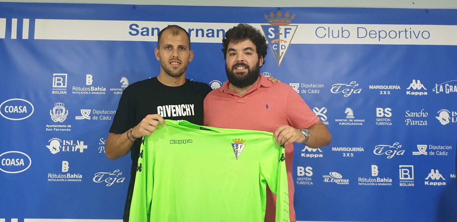 José Perales (i) y Alberto Achirica, en el acto de presentación del portero.