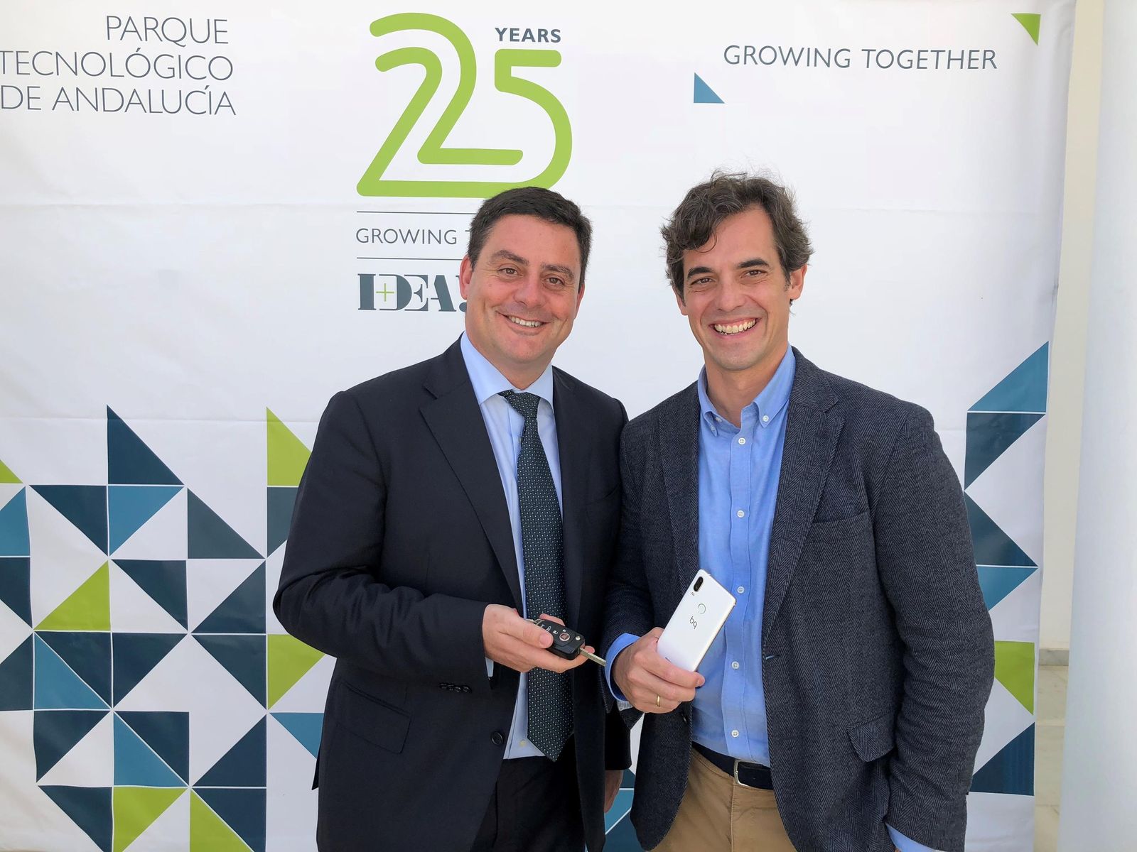 Ezequiel Navarro, consejero delegado de Premo, y Rodrigo del Prado, director general de BQ posan para este diario con la llave de un coche y un móvil.