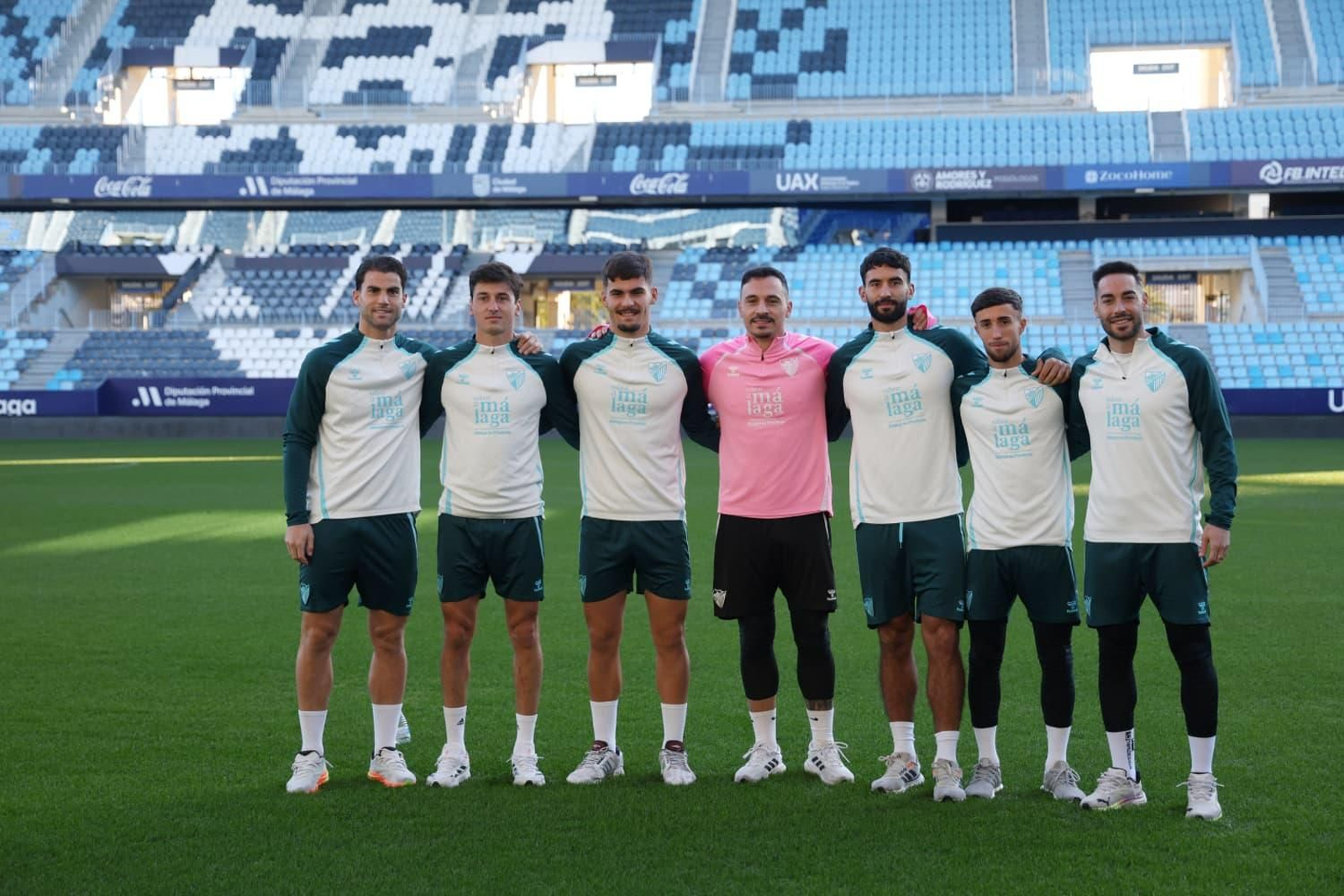 Los jugadores del Málaga CF posan en La Rosaleda.