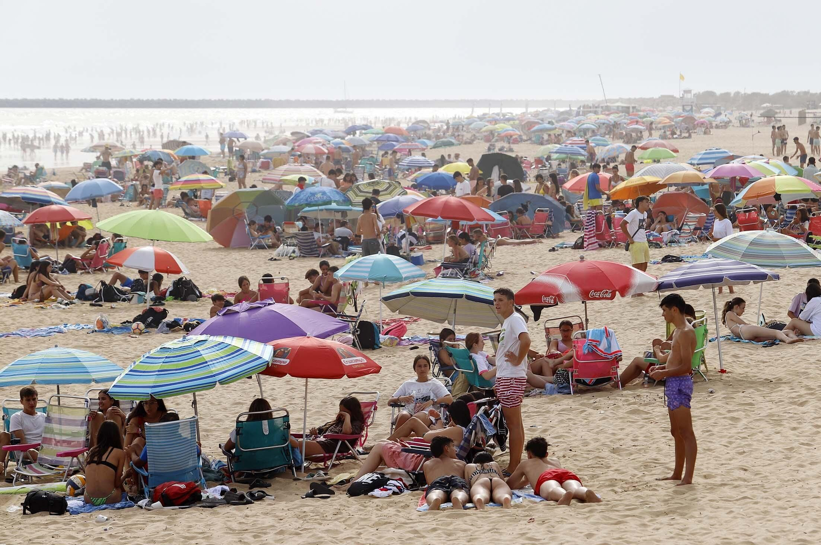 Ambiente en la playa de Mazagón en la tarde del martes, en imágenes