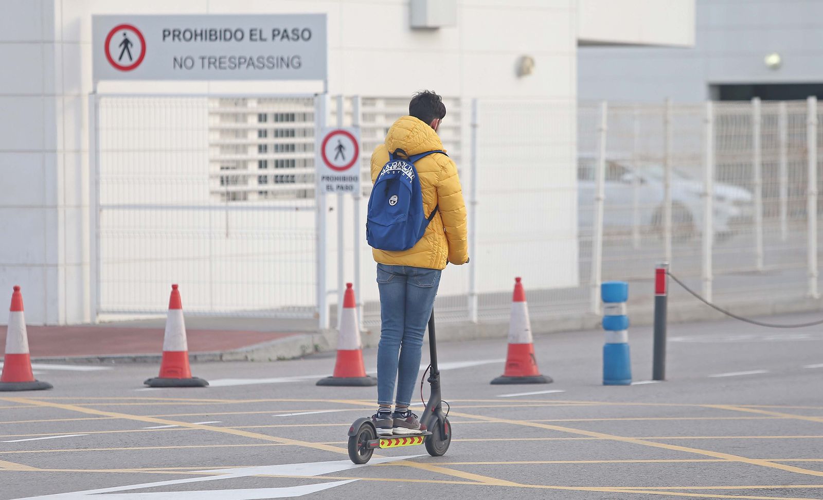 Un hombre circula en patinete por la Aduana de La Línea.