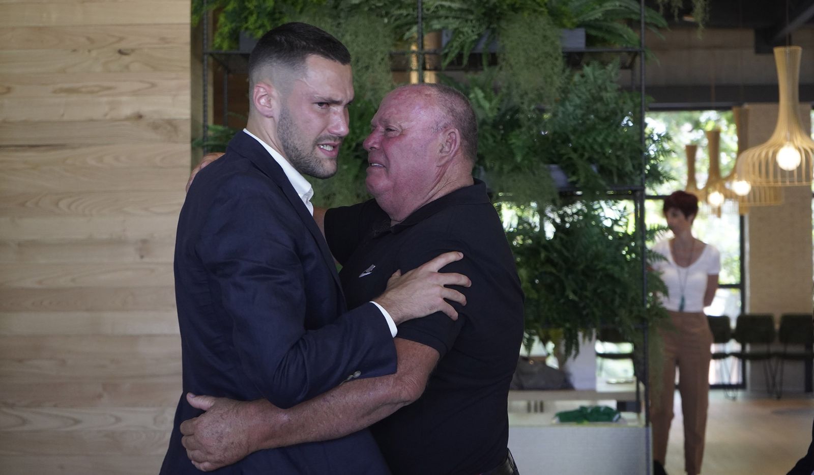Pedraza, entre lágrimas, se abraza a su padre durante la presentación.