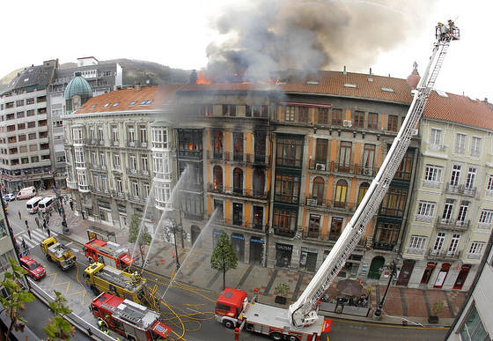 Muere un bombero al derrumbarse un edificio incendiado en Oviedo