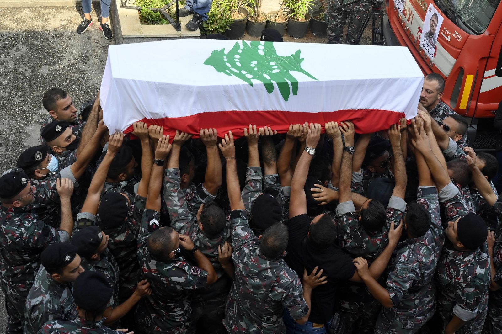 Un grupo de bomberos portan el féretro de un compañero ayer en Beirut.