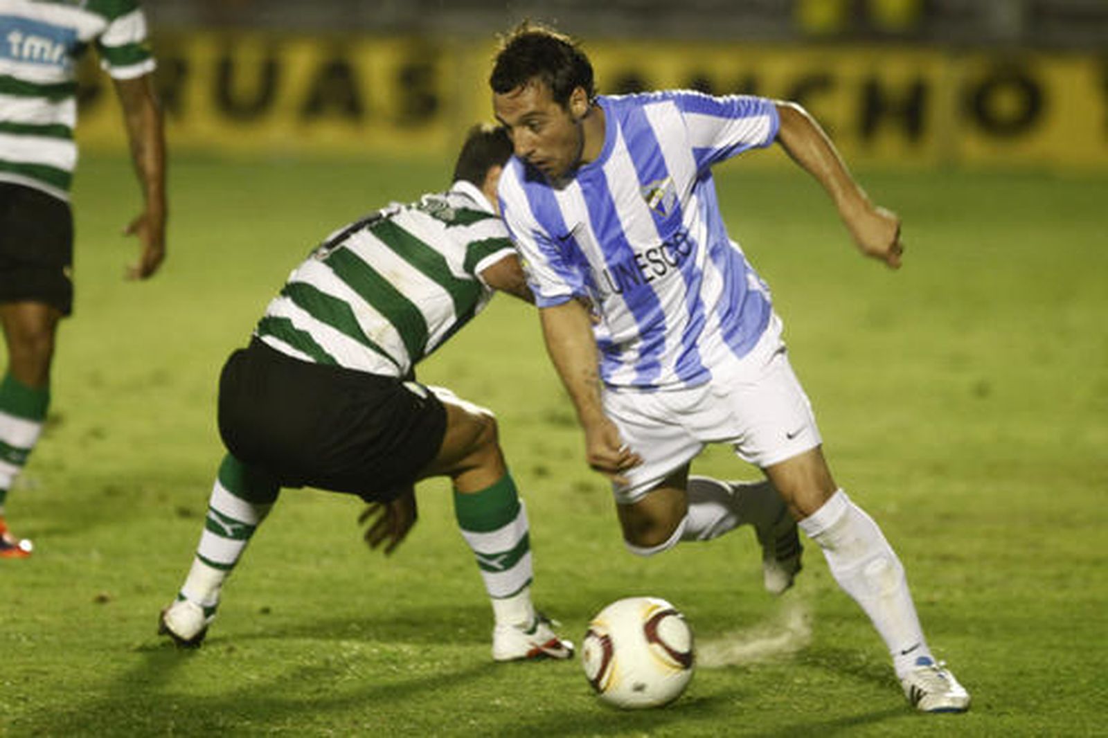 Santi Cazorla, una de las estrellas del nuevo Málaga del jeque, regatea a un defensor.

Foto: Jesus Marin