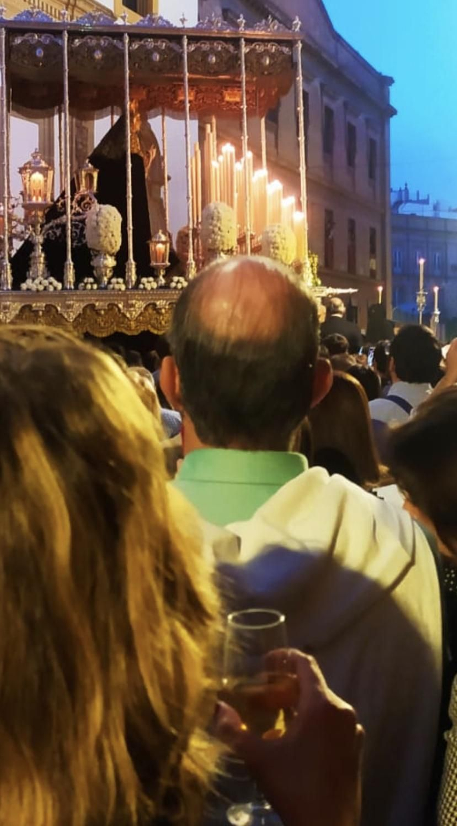 Un catavino entre el público de la salida de Santa Cruz.