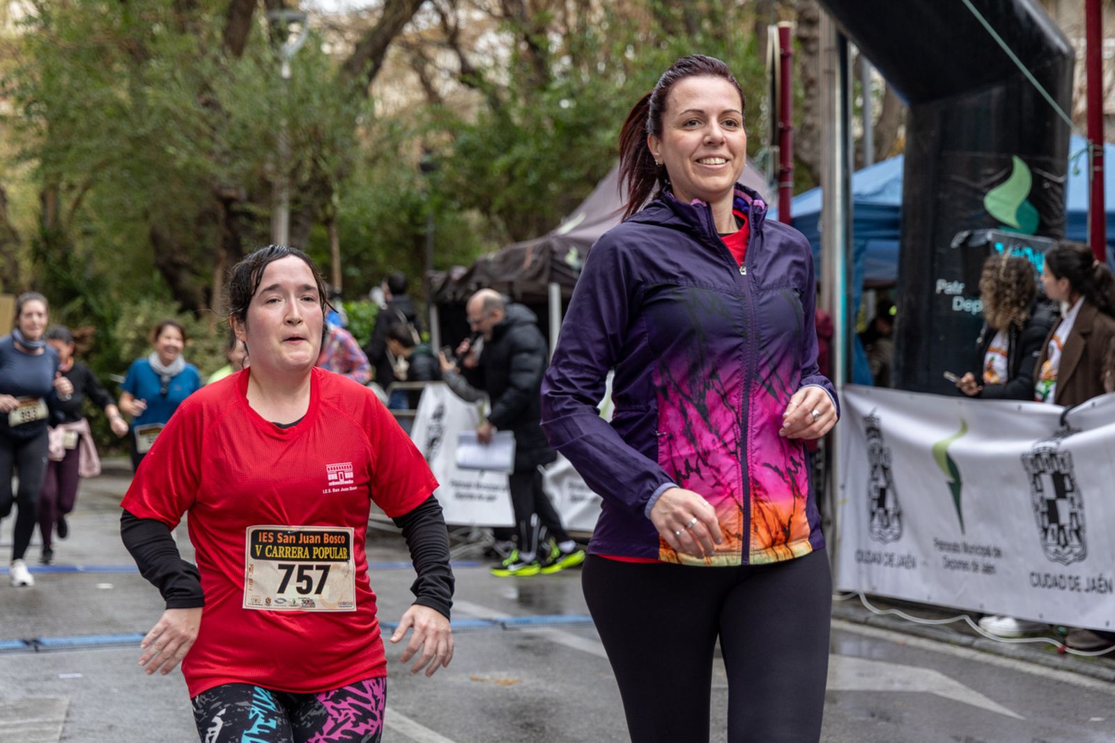 En imágenes: la lluvia no frena a más de un millar de corredores en la V Carrera Popular del IES San Juan Bosco (2)