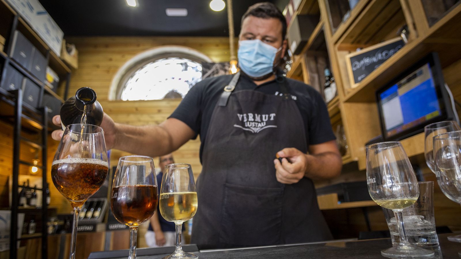 Despacho de vinos de Jerez en uno de los puestos.