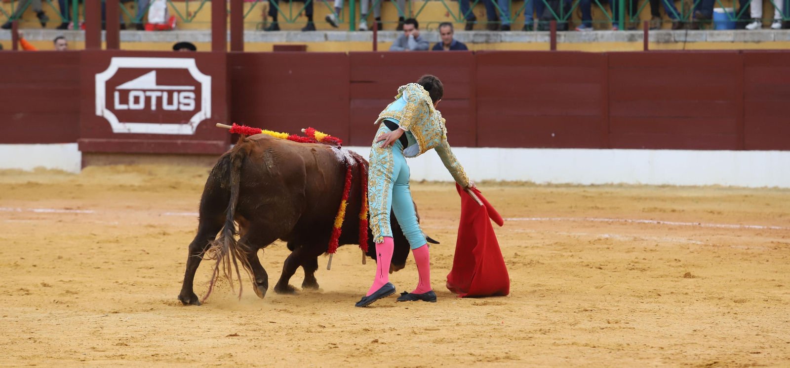 Imágenes de la novillada previa a la Semana Santa en la plaza de toros de La Línea