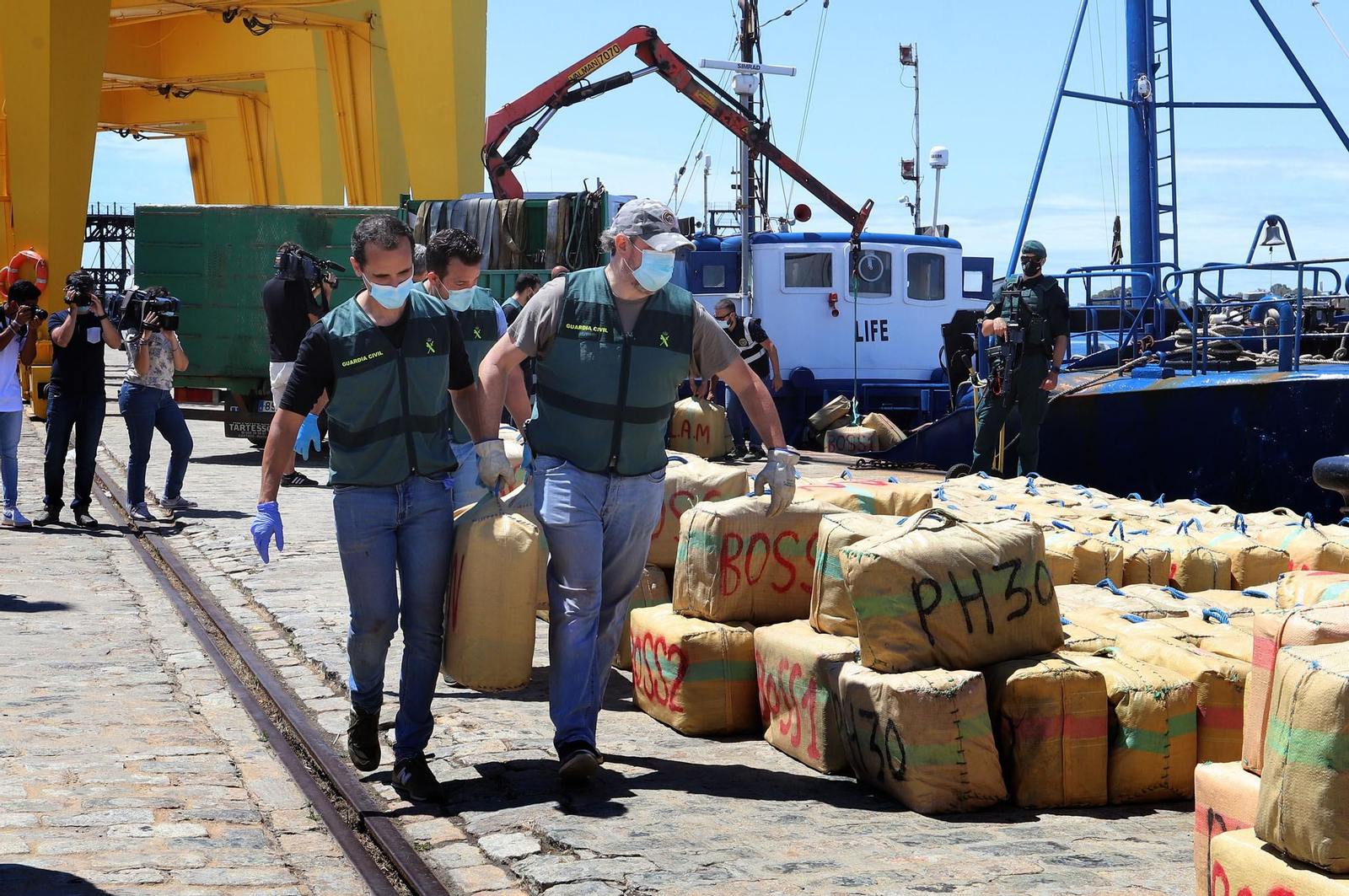 Agentes de la Guardia Civil desembarcan un alijo de droga en el Puerto de Huelva.