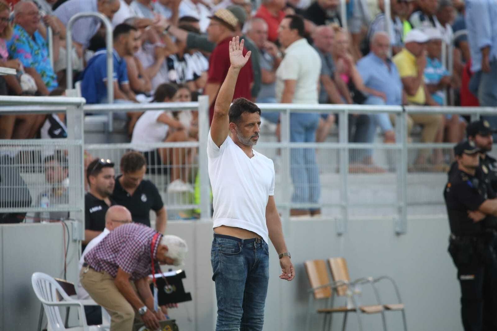 Mere hace señas durante el Balona-Betis Deportivo.