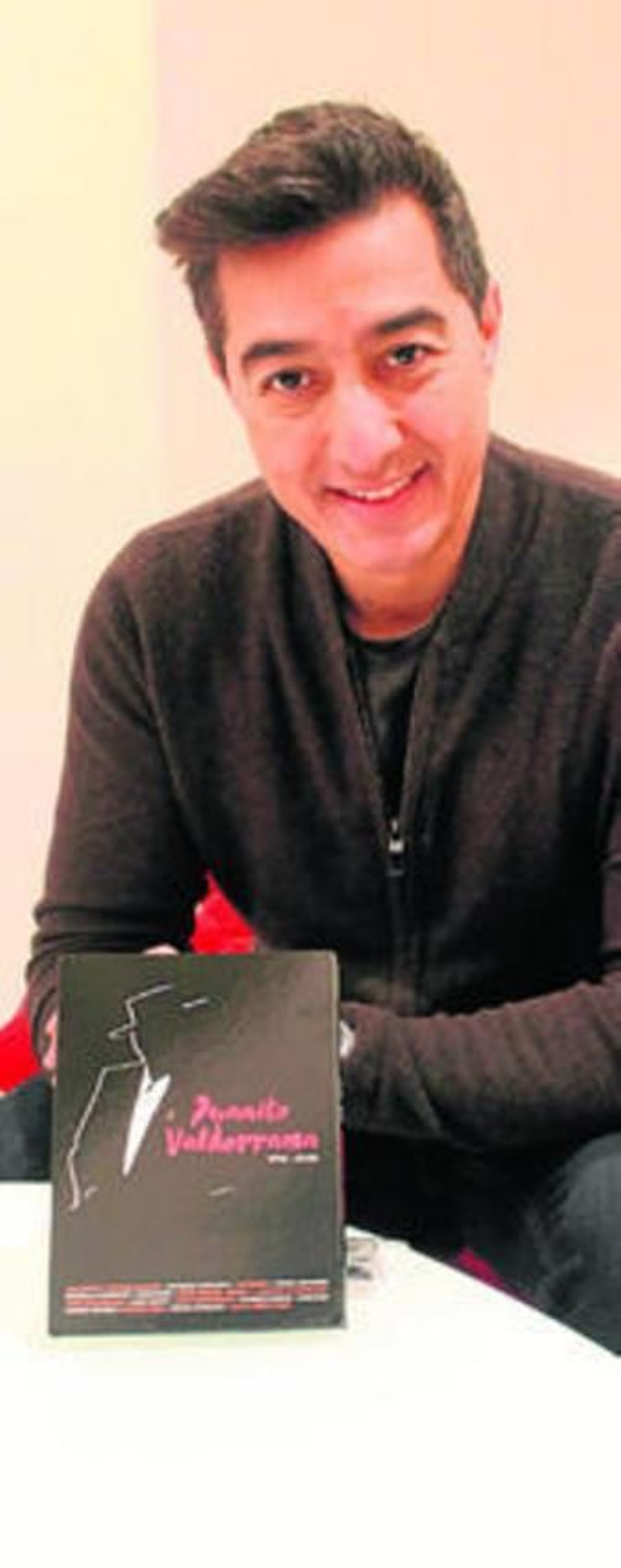 Juan Valderrama posa con el disco-DVD dedicado a su padre.