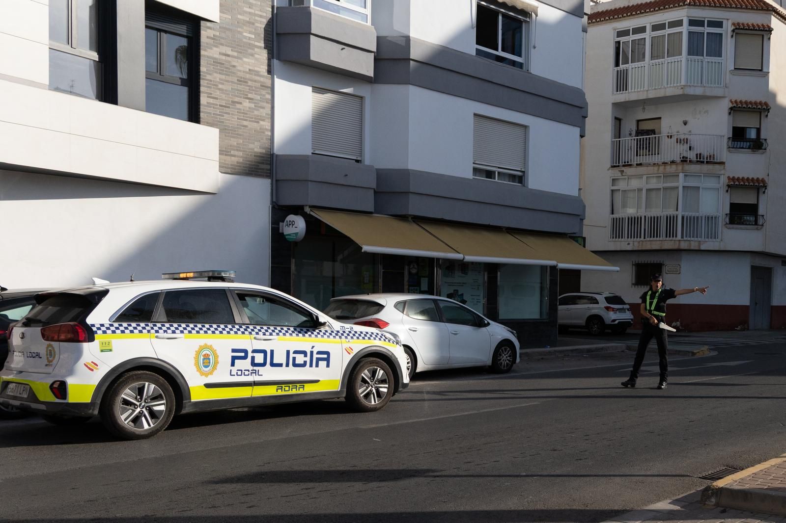 La Policía Local de Adra realiza controles para garantizar el cumplimiento de la ordenanza municipal de VMP.