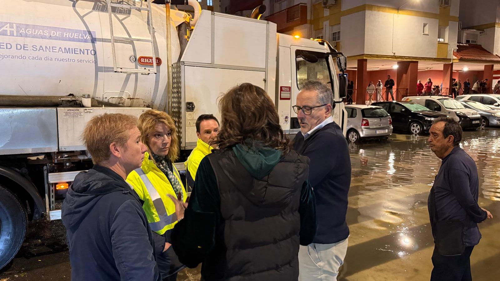 La alcaldesa de Huelva, Pilar Miranda, realiza un recorrido por zonas de la capital afectadas por el temporal.