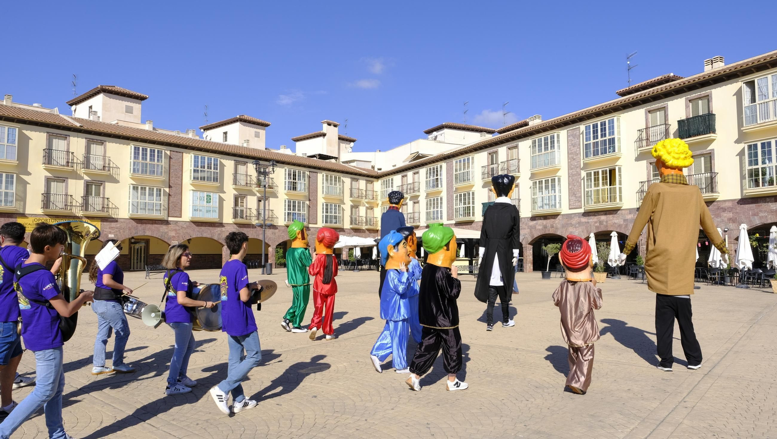 Encierro infantil y gigantes y cabezudos en las Fiestas de Huércal Overa, en imágenes