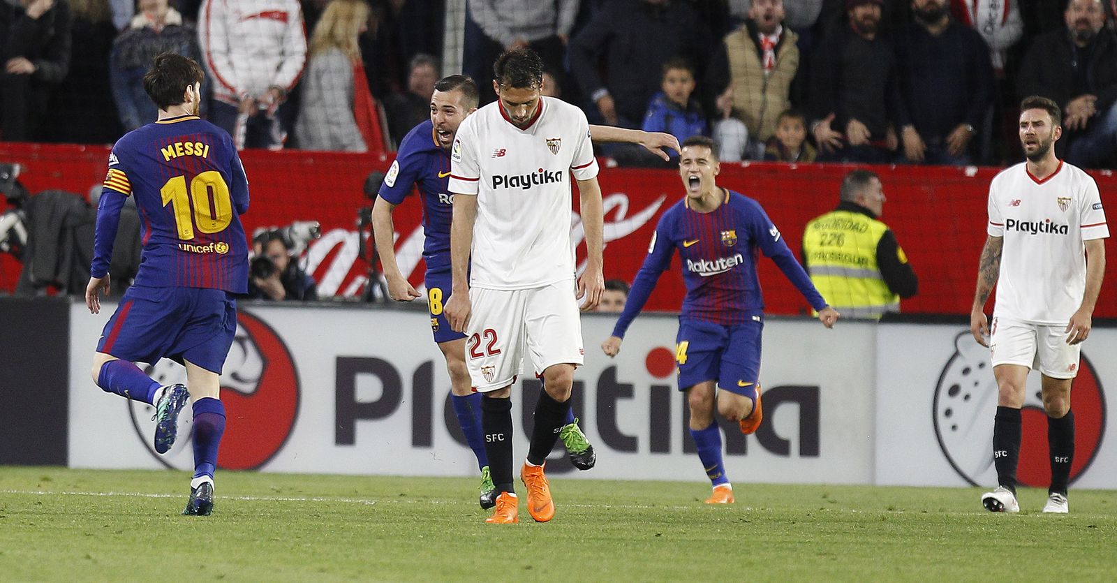 Franco Vázquez, con la cabeza agachada, mientras los jugadores azulgrana celebran el 2-2 de Messi.
