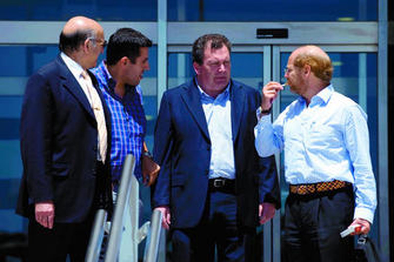 Antonio Mena, en el centro, conversa con su abogado, ayer, en la Ciudad de la Justicia.