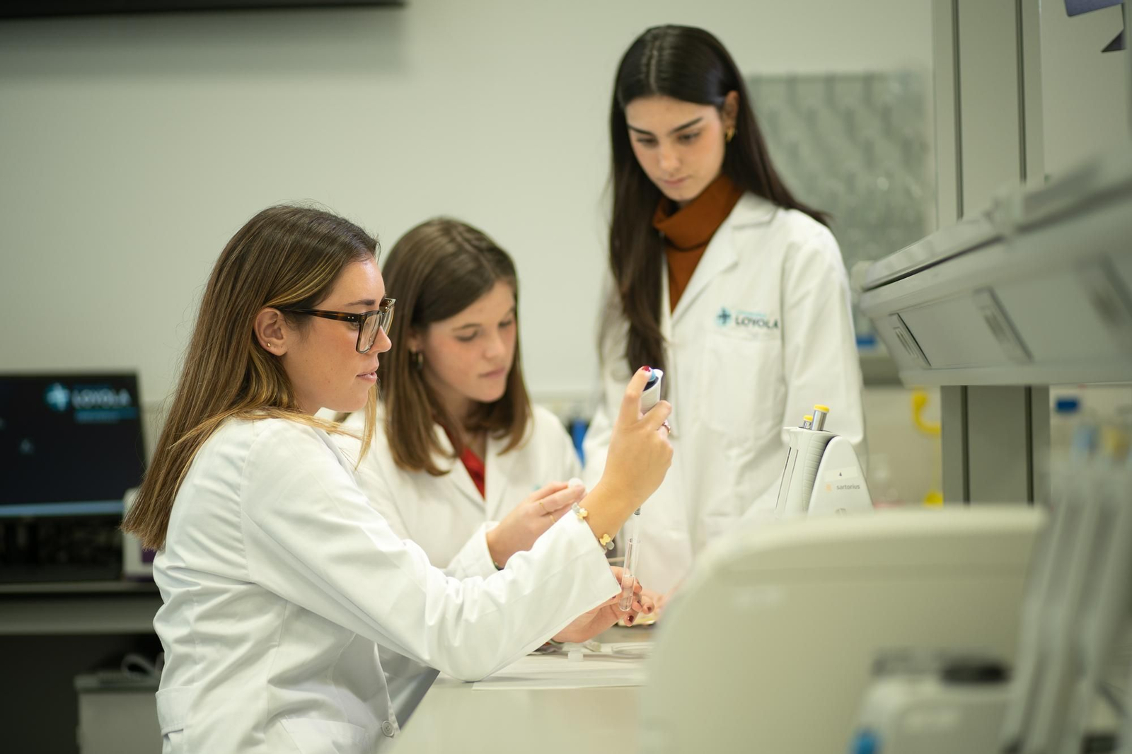 Universitarias en los espacio científicos de la Universidad Loyola
