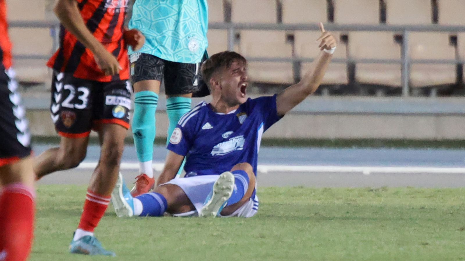 Juan Luna se lesionó ante el Puente Genil y aún no ha reaparecido.