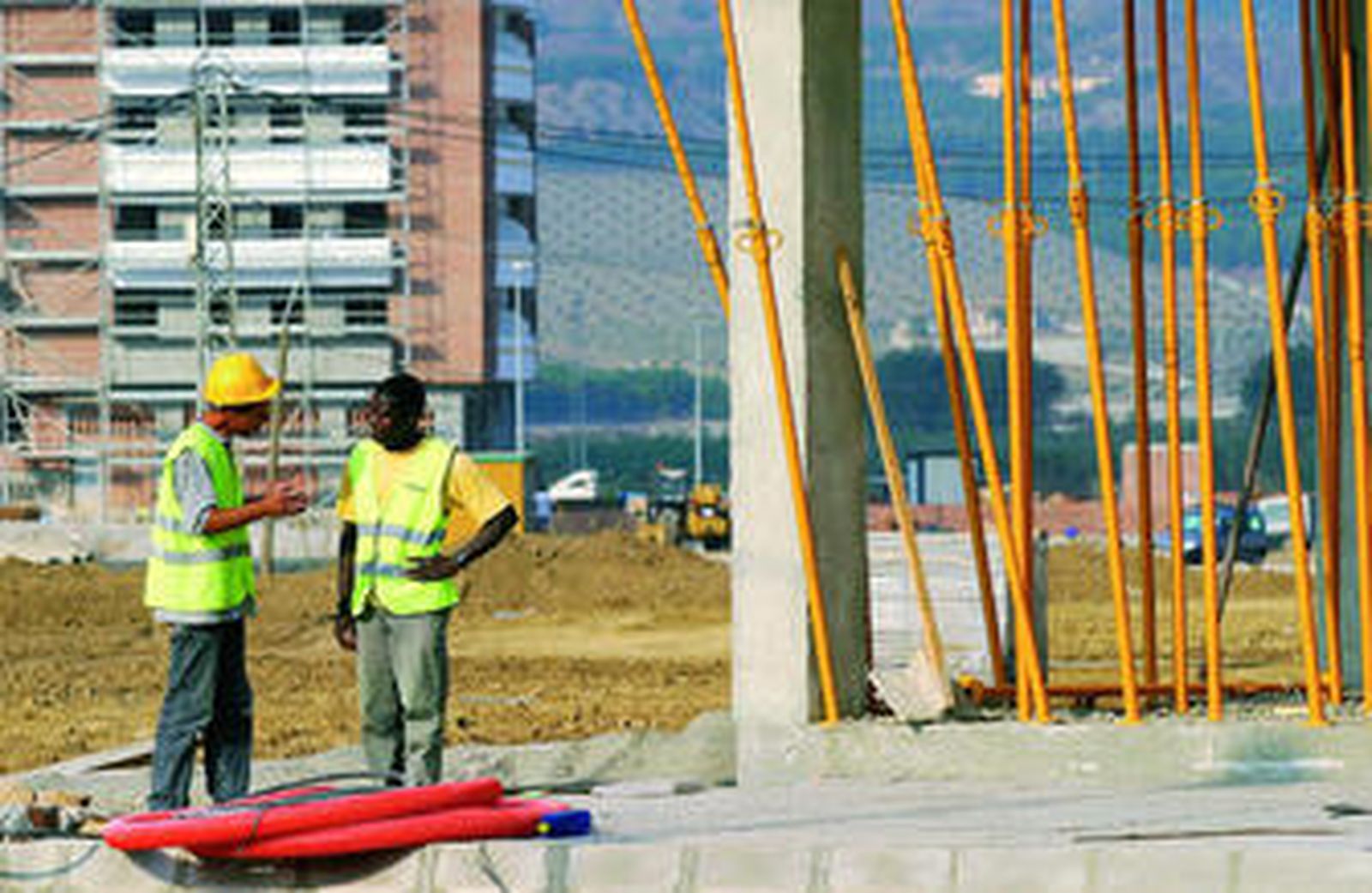 Dos trabajadores de una obra de la provincia malagueña.