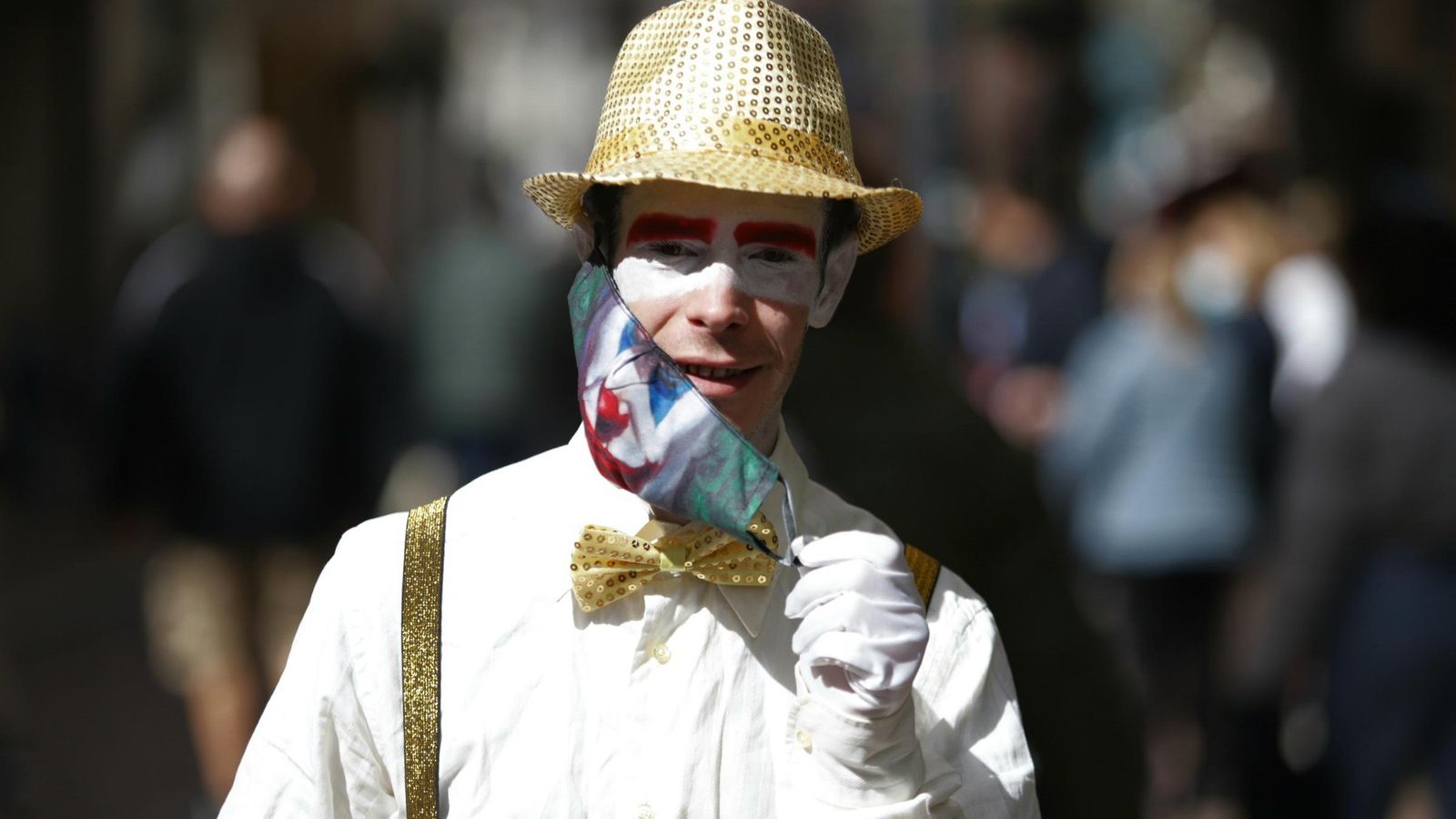 Un mimo se quita la mascarilla en La Línea.