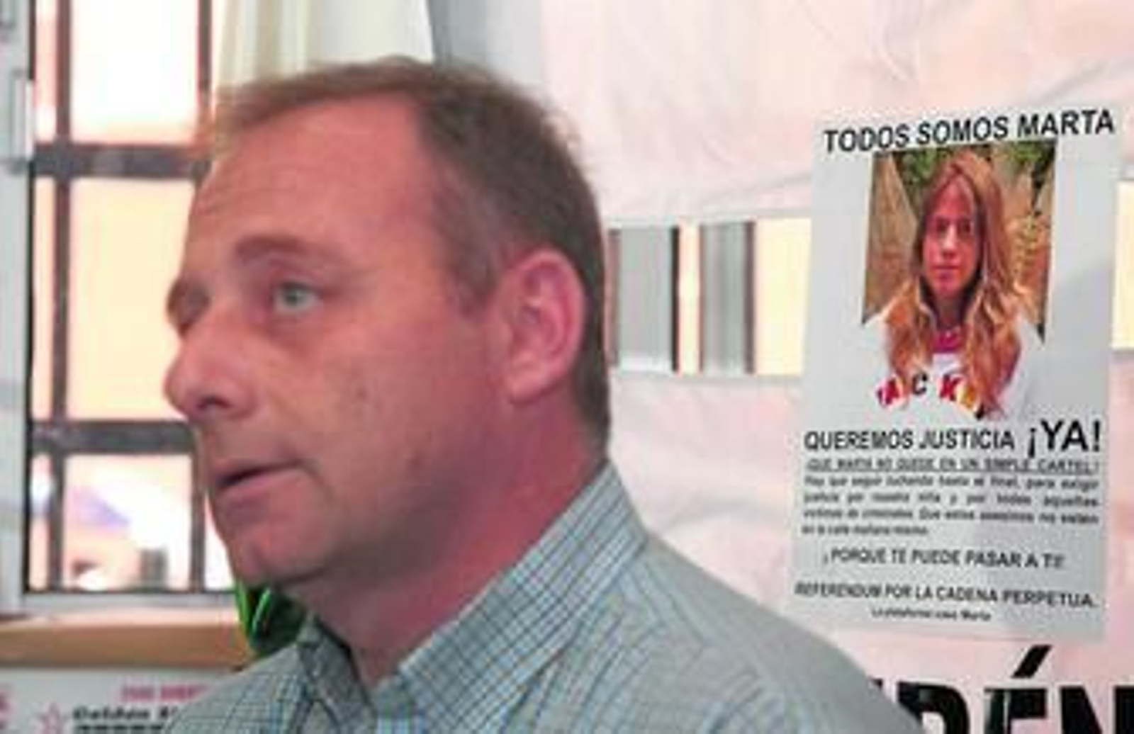 El padre de Marta, Antonio del Castillo, comparece en una rueda de prensa con un cartel con la foto de su hija a su espalda.