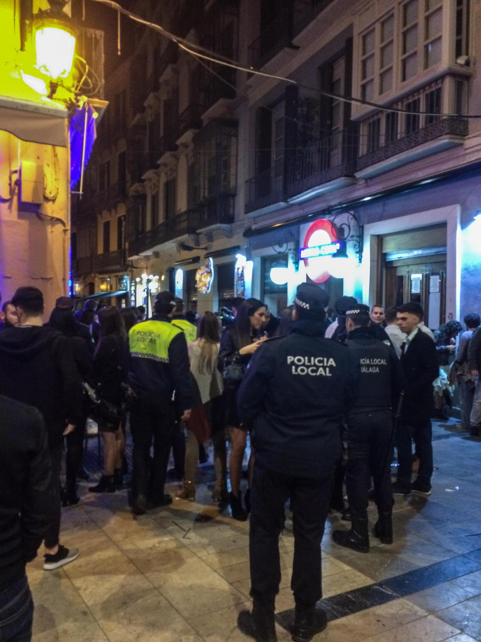 Una de las actuaciones de la Policía Local en la plaza Mitjana, en una imagen de archivo.