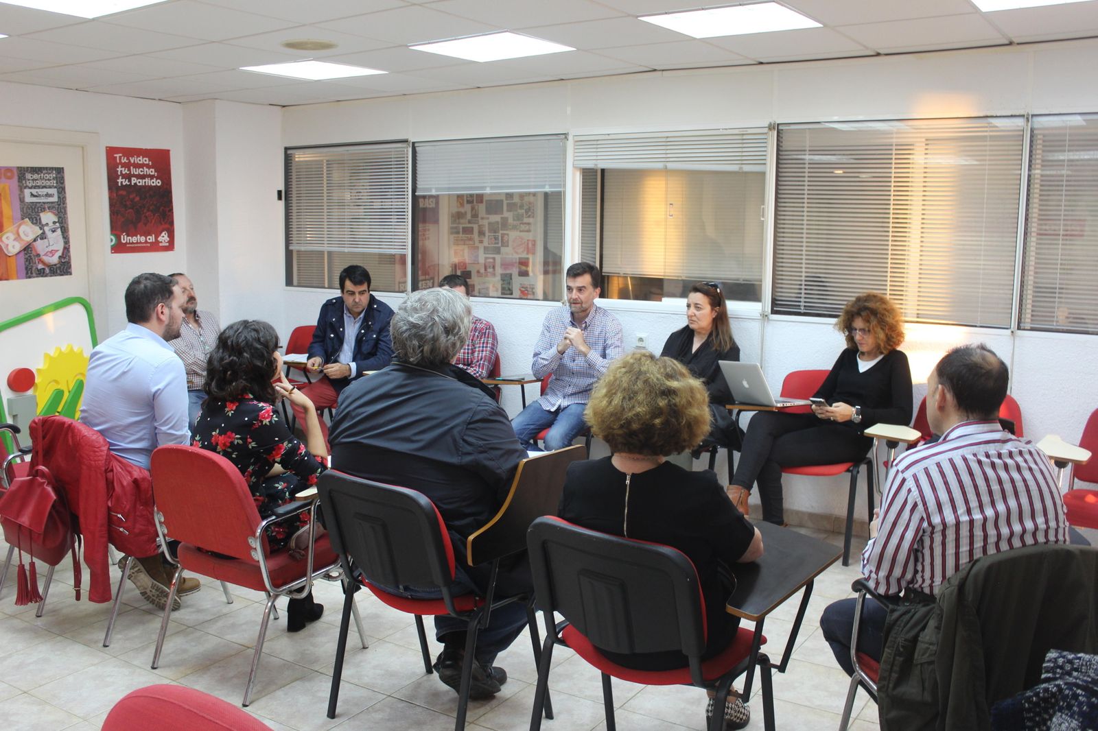 El coordinador regional de IU, Antonio Maíllo, se reunió con la Mesa en Defensa del Ferrocarril de Almería.