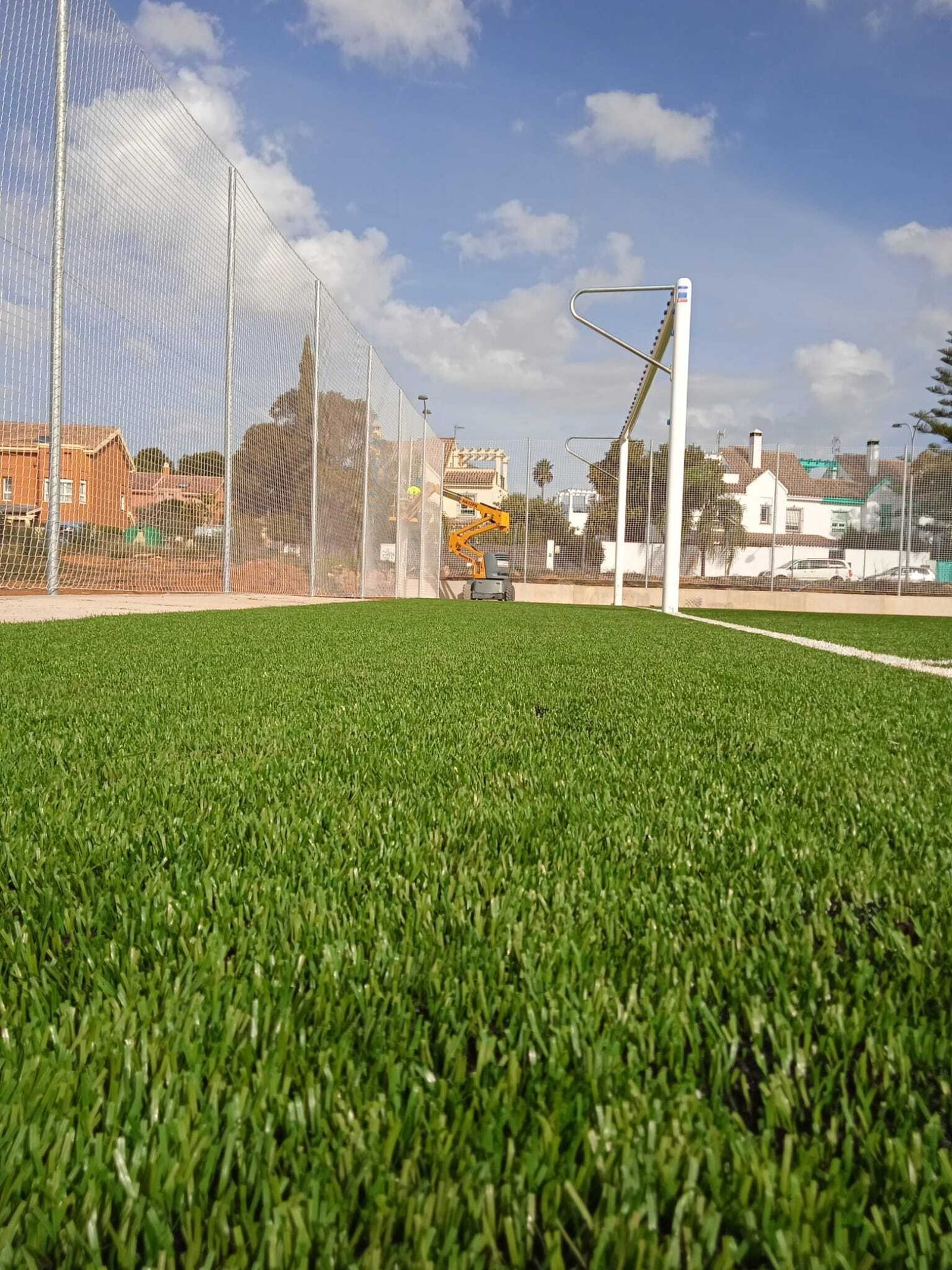 El Ayuntamiento adjudica el cerramiento del campo de fútbol de El Águila.