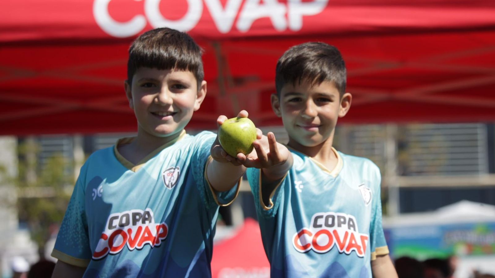 Dos jugadores sujetan una manzana durante una sede de la Copa Covap. Dos jugadores sujetan una manzana durante una sede de la Copa Covap.