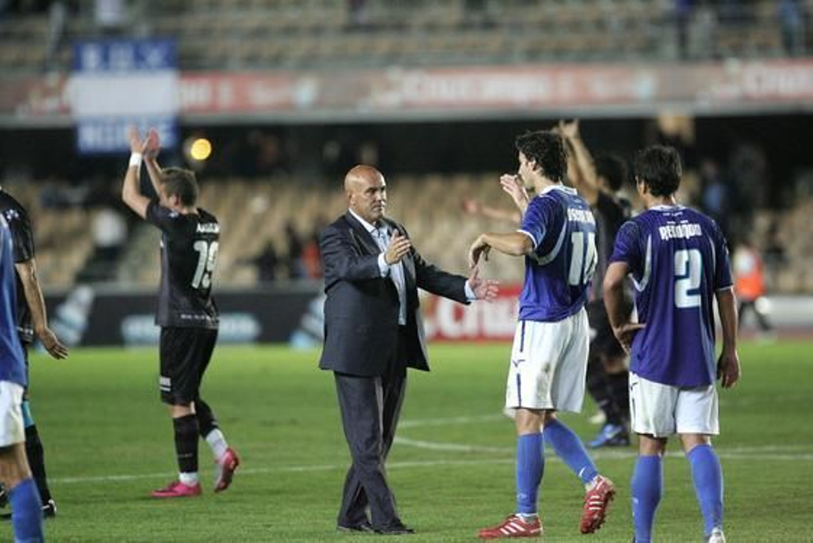 El técnico del Recre sale a saludar a los jugadores del Xerez al finalizar el partido. 

Foto: Pascual