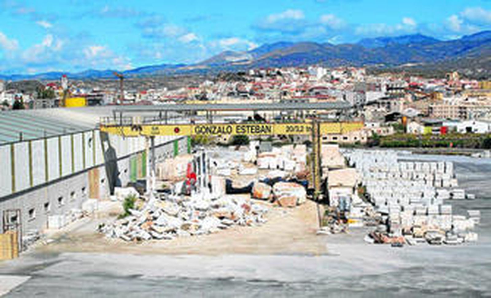 La empresa posee tres canteras de mármol blanco, una ubicada en el Barranco Puntilla 49 y dos en Rambla Orica.