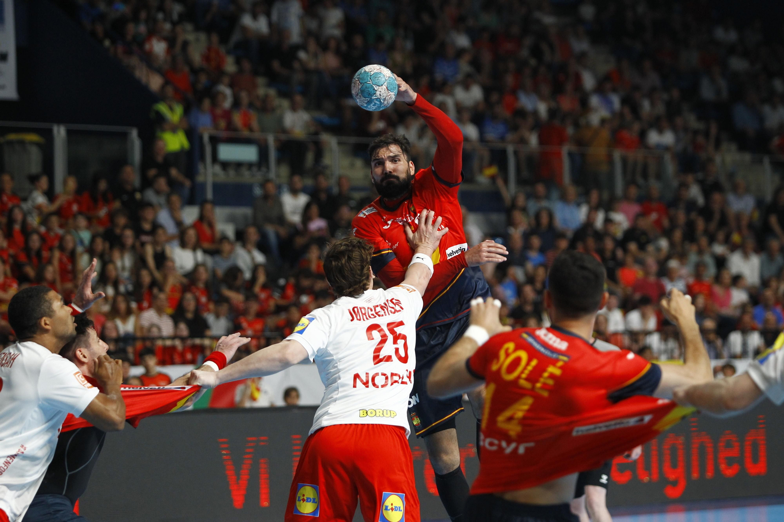 Imágenes del España-Dinamarca de la EHF Euro Cup de balonmano, en Almería