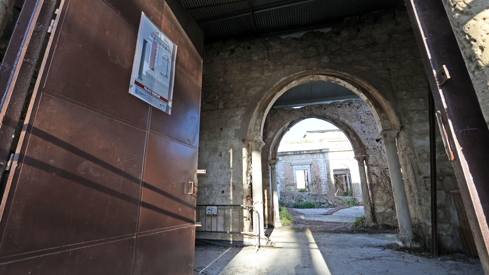 Primer día de la rehabilitación del Palacio Riquelme de Jerez