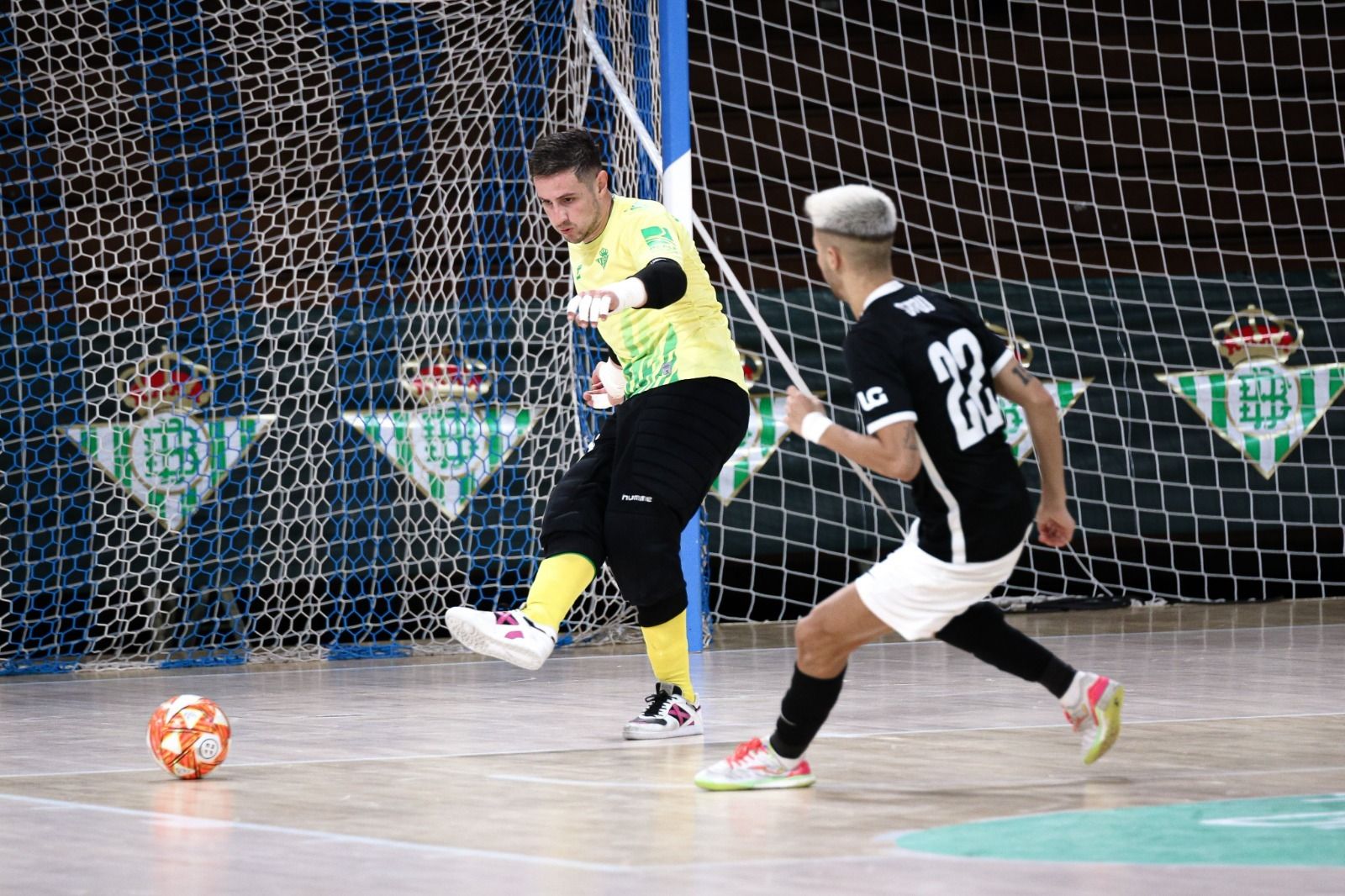 Sarmiento juega con los pies ante la presión de Khalid.