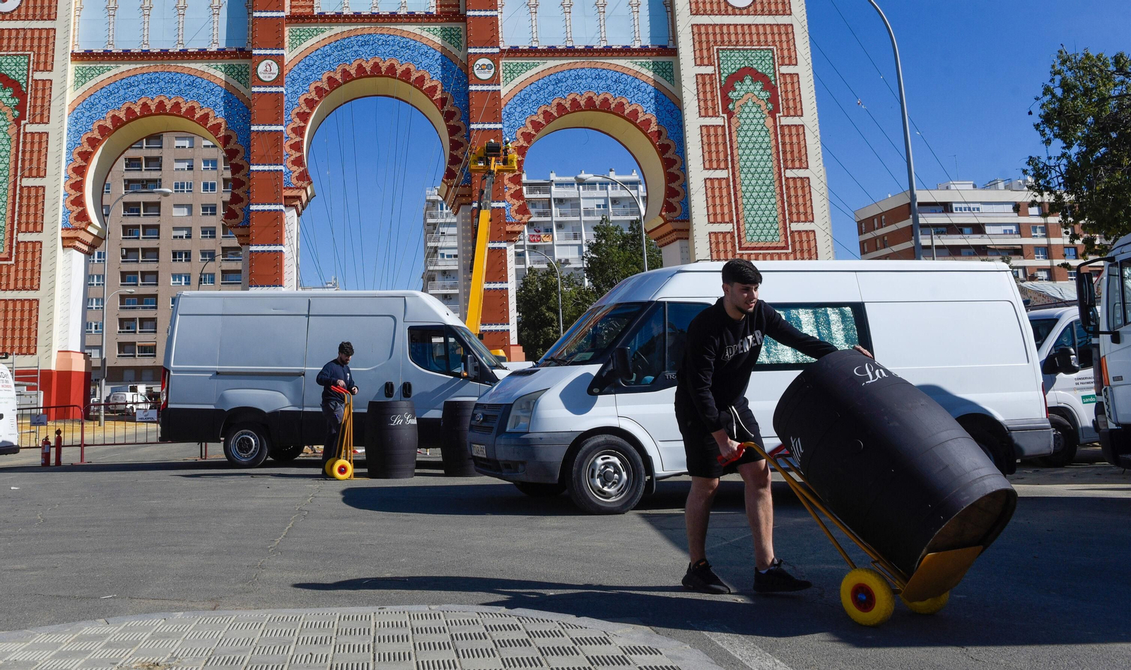 Varios trabajadores ultiman preparativos para el inicio de la Feria