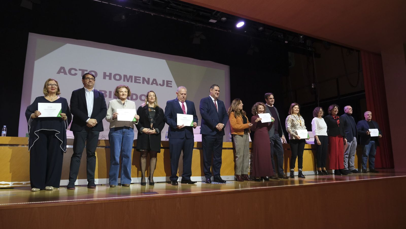 Los maestros docentes jubilados reciben su homenaje en la paraninfo de la UAL