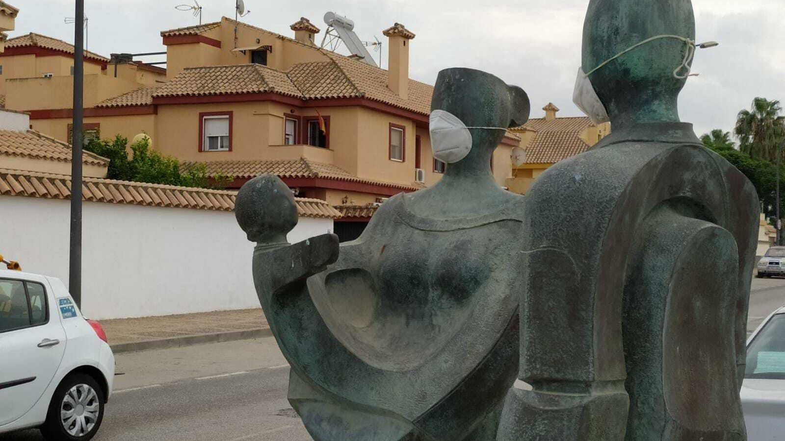 La escultura dedicada a la familia, tras ser retirada de la rotonda de Camposoto.