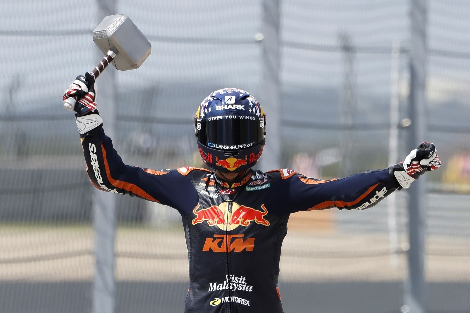 Raúl Fernández celebró su victoria en Austin con el martillo de Thor.
