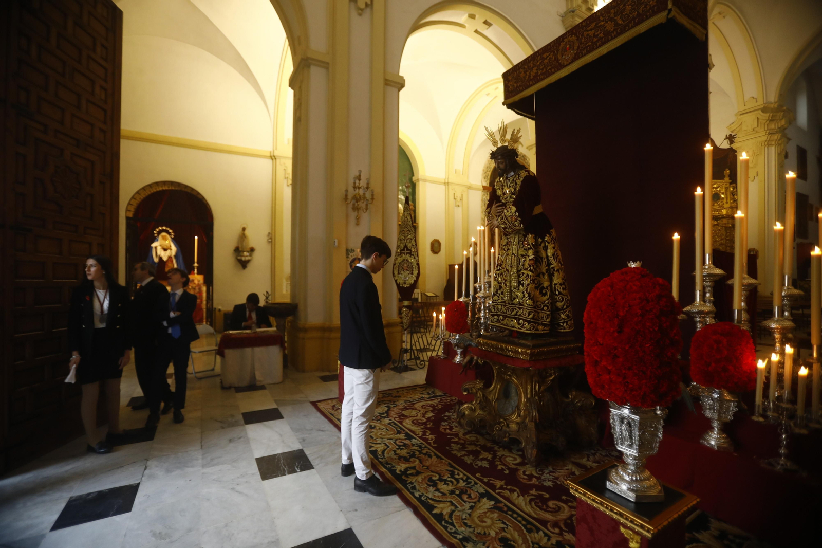 Las mejores imágenes de los besapiés del segundo domingo de Cuaresma en Córdoba