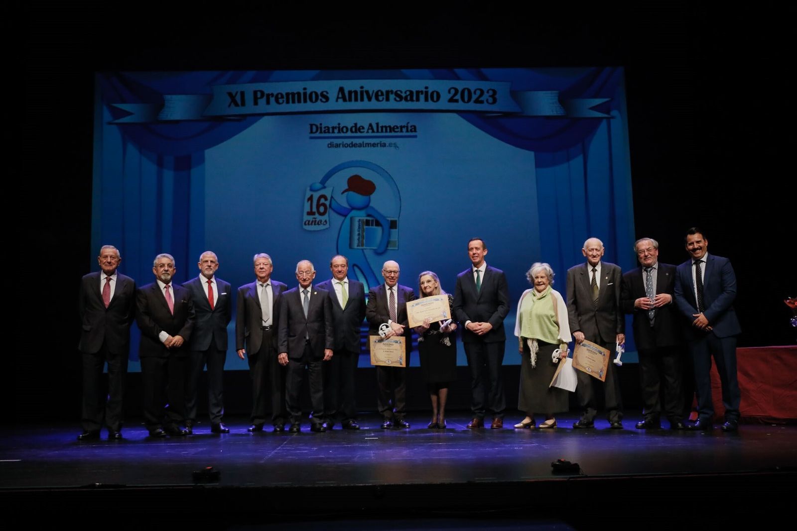 Dionisio Godoy, Michael Thomas, Mª Ángeles Carretero y Concepción Barceló, los galardonados de Diario de Almería, junto al jurado, al redactor jefe y el director general de Grupo Joly.