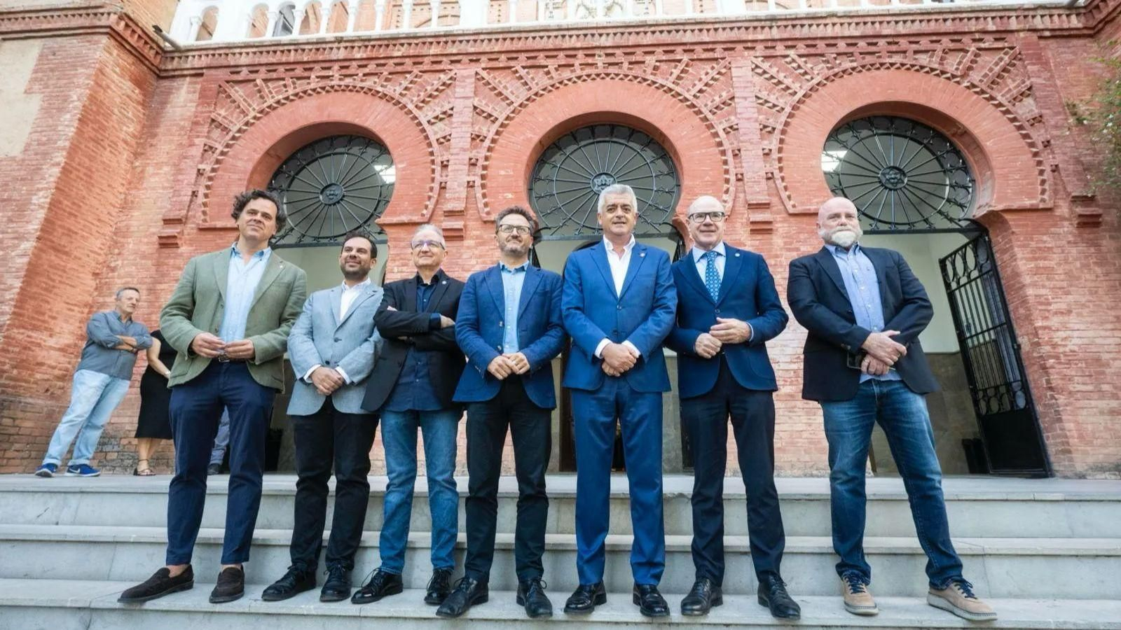 Pedro Mercado, Salvador del Barrio, Eduardo Peis, Carlos Centeno y Francisco Romero a las puertas de la Facultad de Comunicación de la UGR