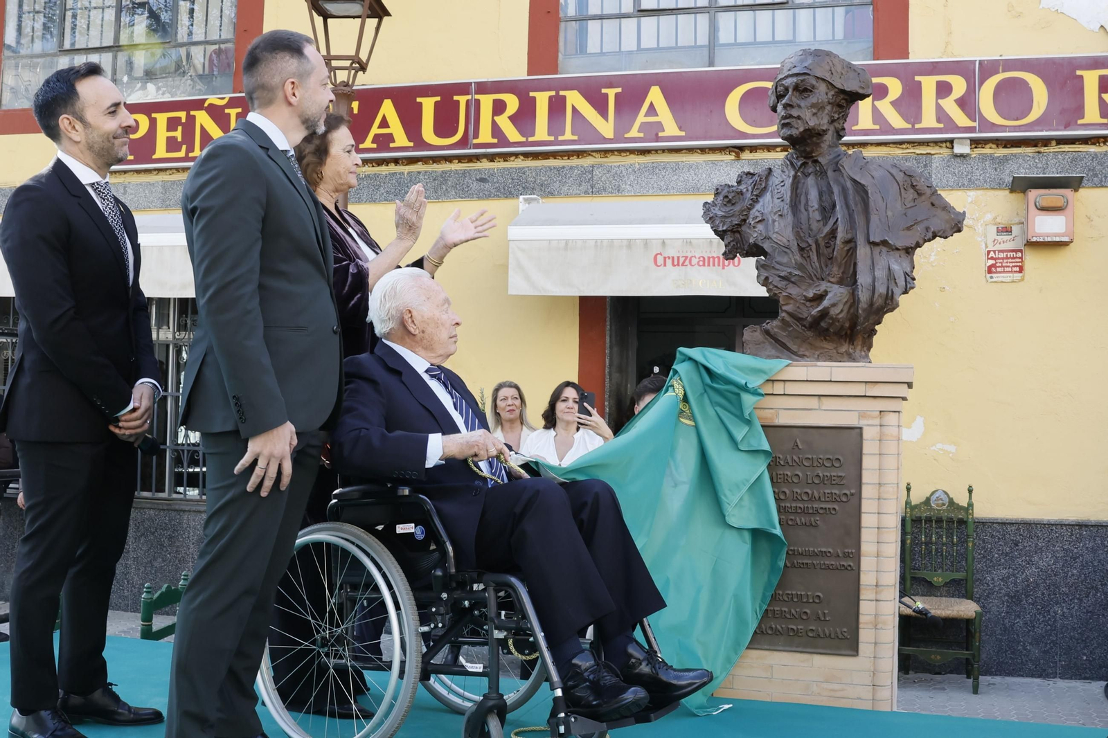 Curro Romero, ante el busto que le han dedicado en Camas